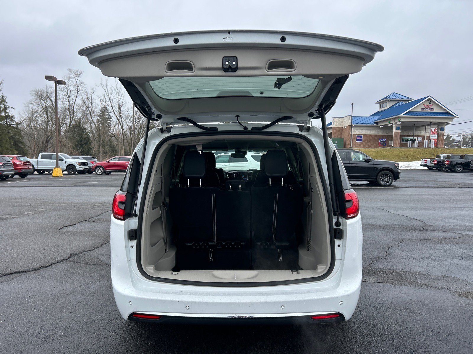 Used 2023 Chrysler Pacifica Touring-L image 13