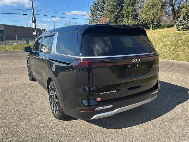 Used 2022 Kia Carnival EX FWD image 2
