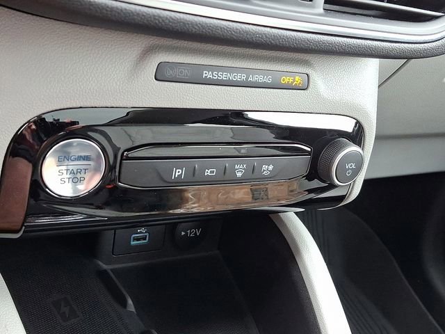 Certified 2023 Ford Escape Platinum w/ Premium Technology Package AWD/4WD image 16