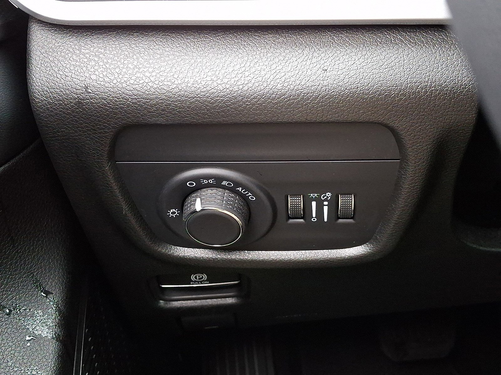 Used 2025 Jeep Grand Cherokee Altitude AWD/4WD image 25
