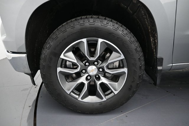 Used 2024 Chevrolet Silverado 1500 LT AWD/4WD image 9
