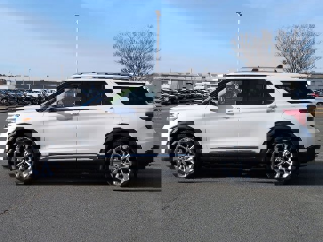 Certified 2021 Ford Explorer Platinum w/ Equipment Group 601A image 2