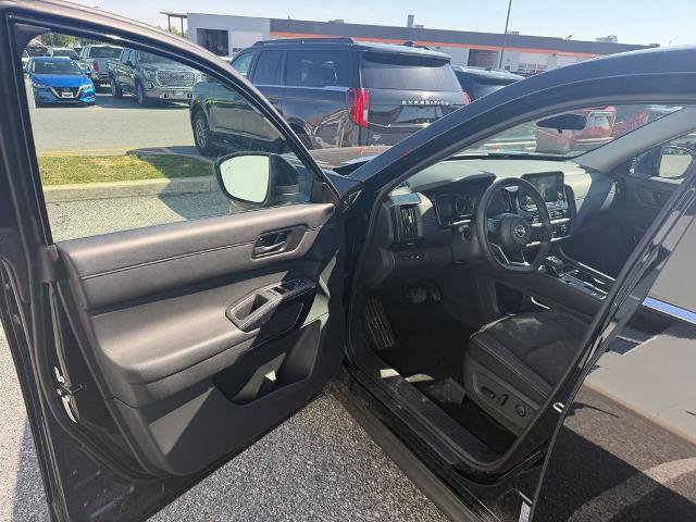 Used 2025 Nissan Pathfinder SV FWD image 10