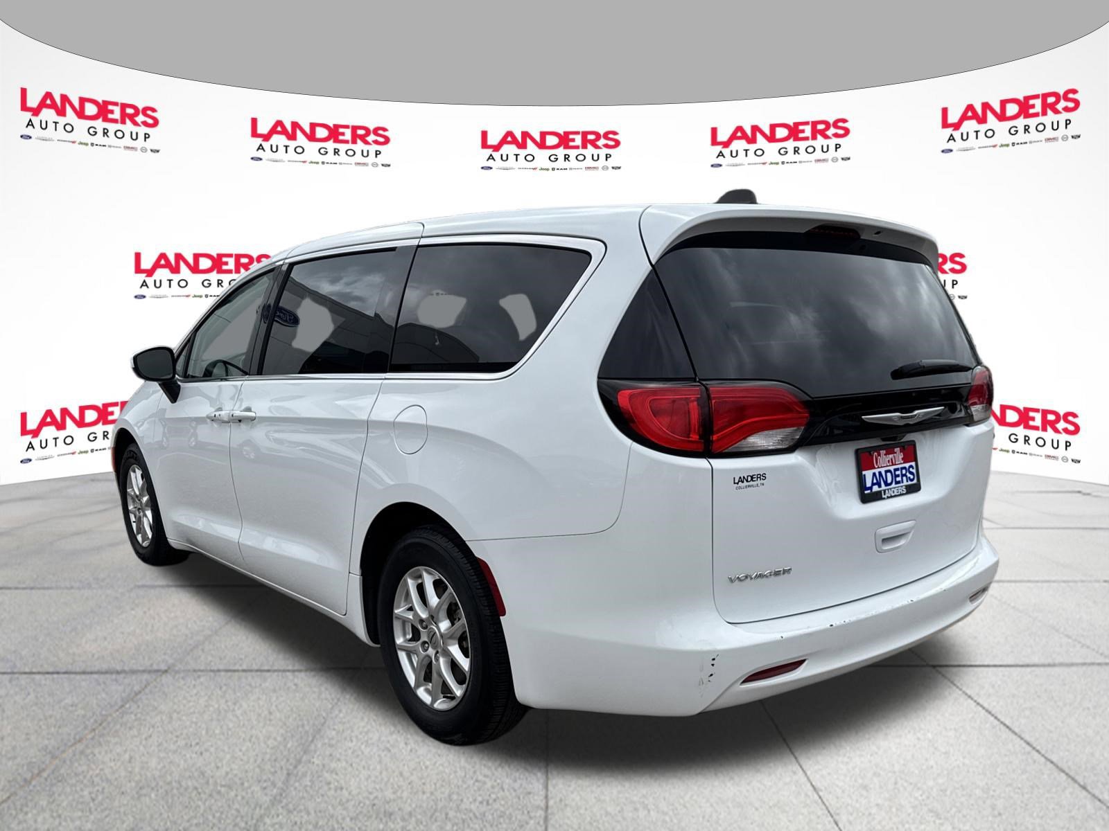 Used 2023 Chrysler Voyager LX image 3