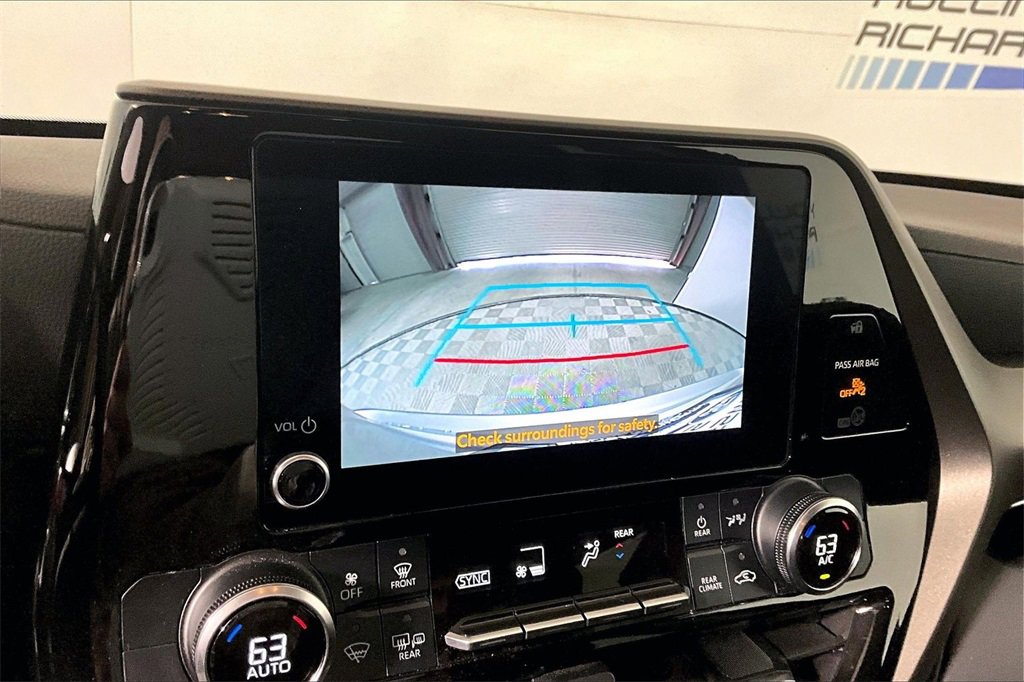 Used 2024 Toyota Highlander LE image 17