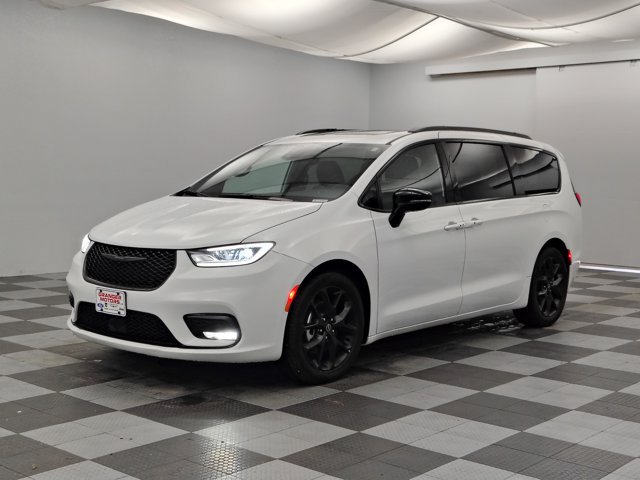 Used 2026 Chrysler Pacifica Limited w/ S Appearance Package FWD image 6