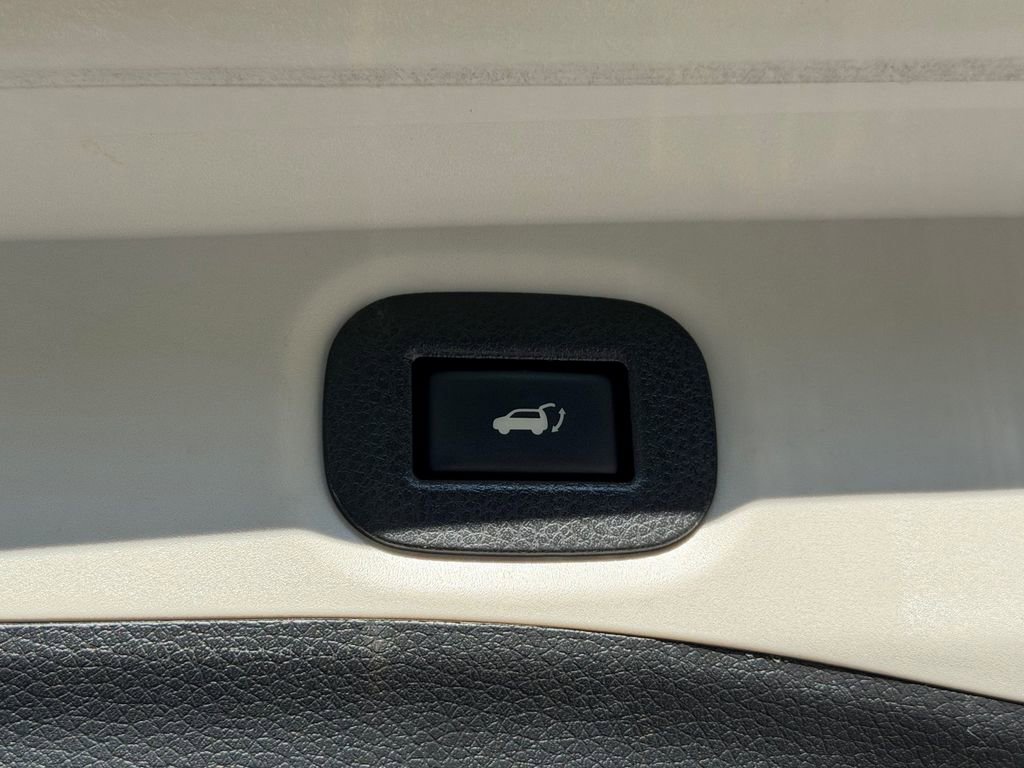 Used 2018 Nissan Rogue SV w/ Premium Package AWD/4WD image 16