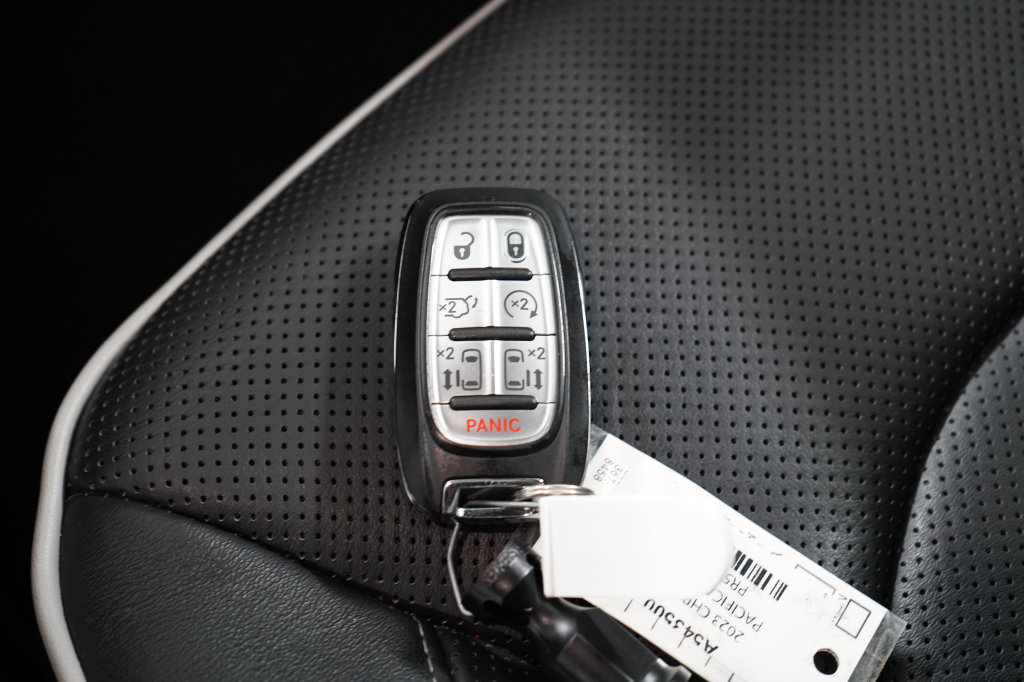 Used 2023 Chrysler Pacifica Limited w/ S Appearance Package FWD image 30
