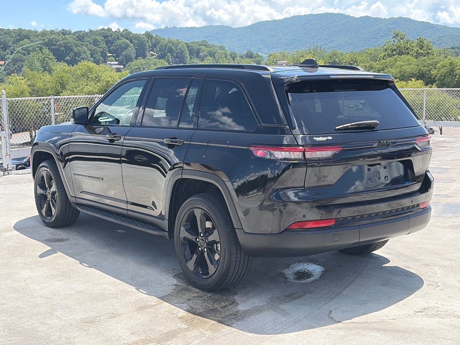 Used 2023 Jeep Grand Cherokee Altitude AWD/4WD image 4