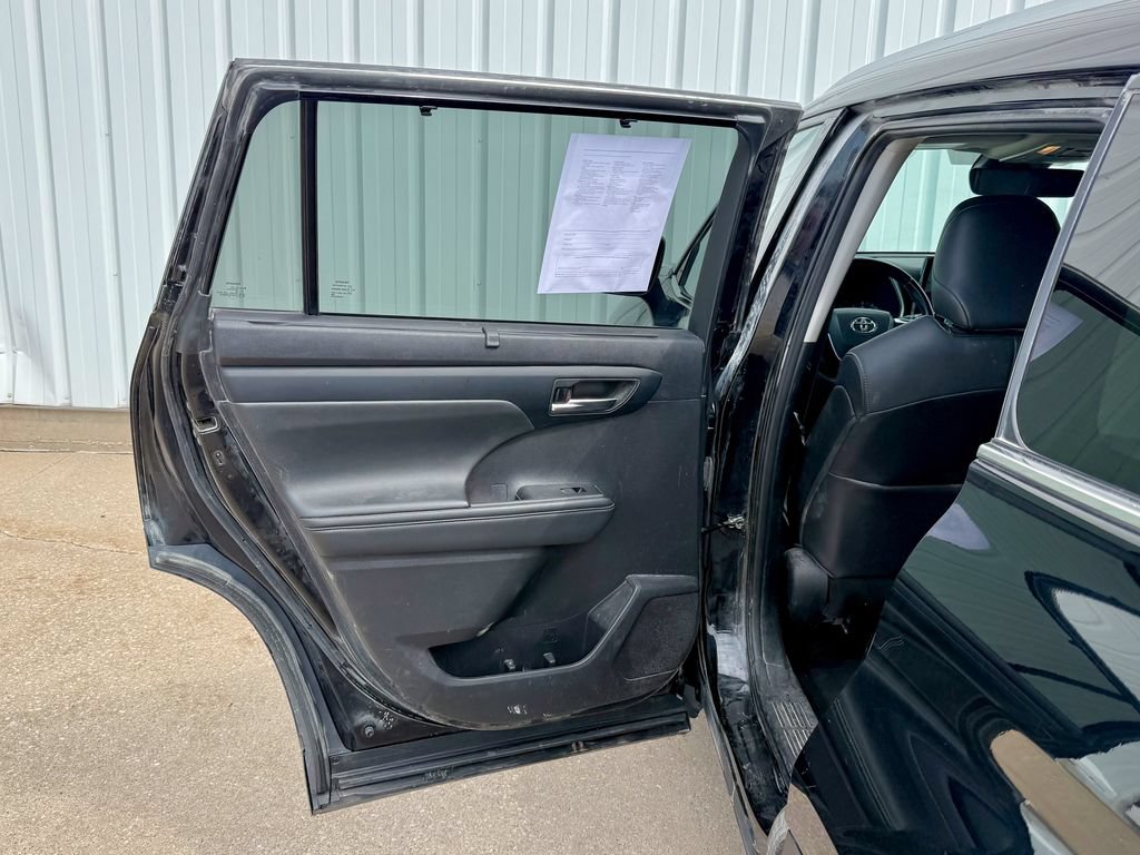 Used 2021 Toyota Highlander XLE AWD/4WD image 16
