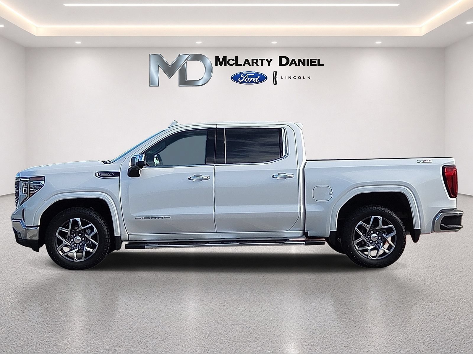 Used 2022 GMC Sierra 1500 SLT w/ SLT Convenience Package AWD/4WD image 3