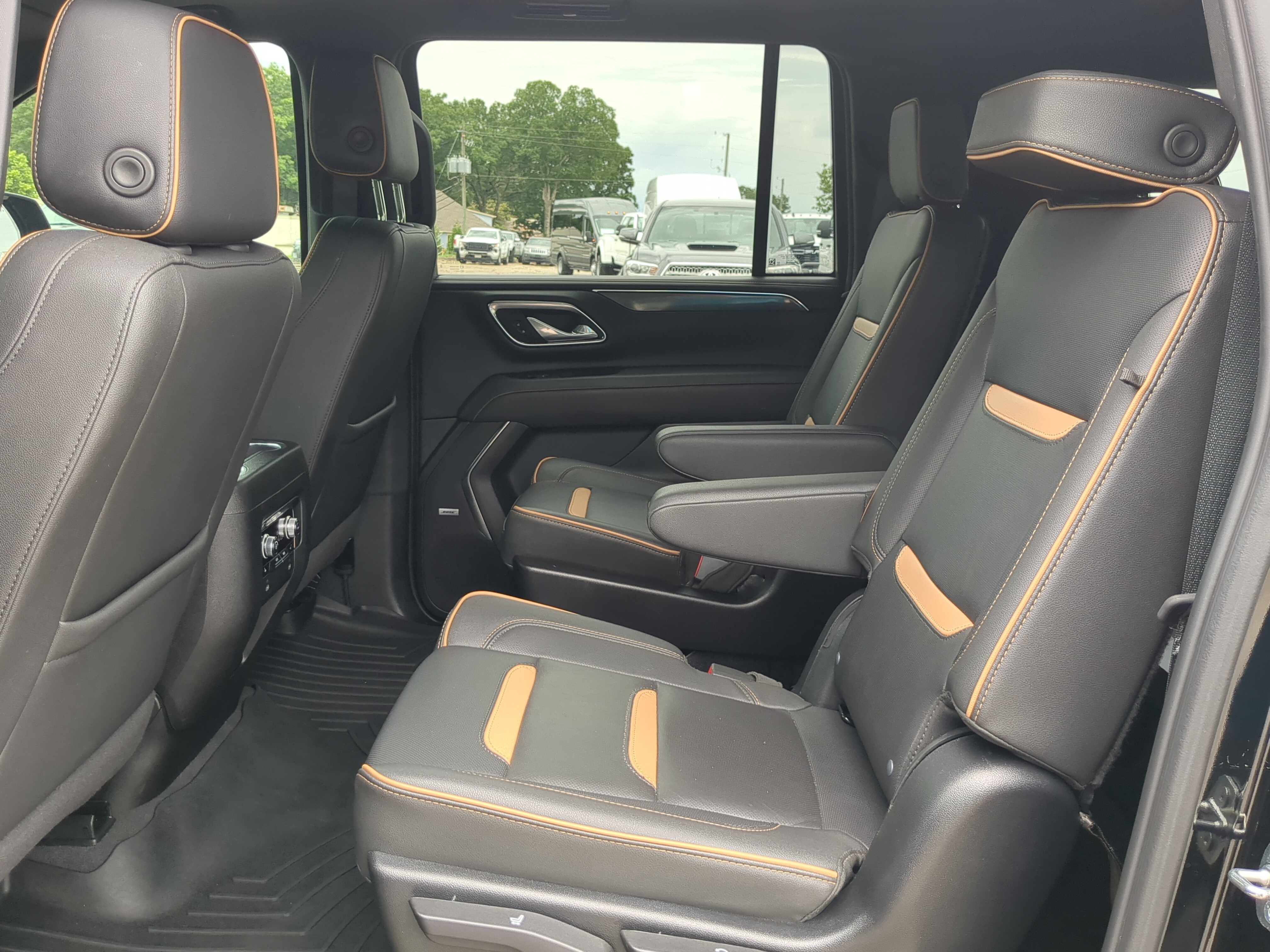 Used 2024 GMC Yukon XL AT4 w/ Technology Package AWD/4WD image 12