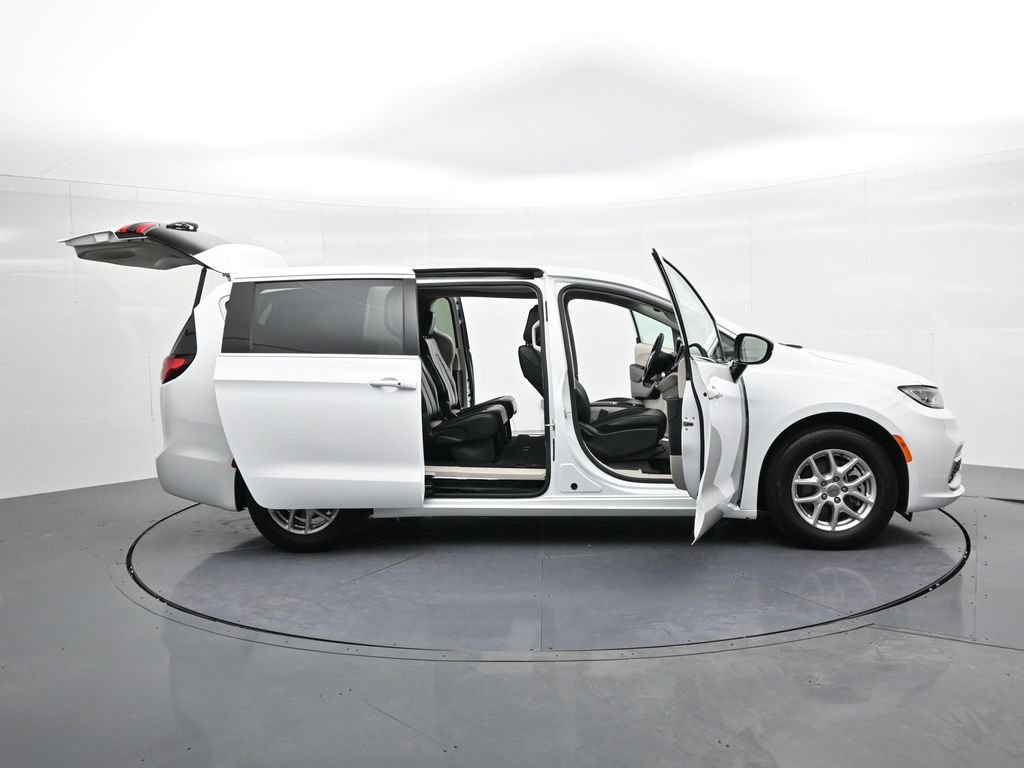 Used 2024 Chrysler Pacifica Touring-L FWD image 25