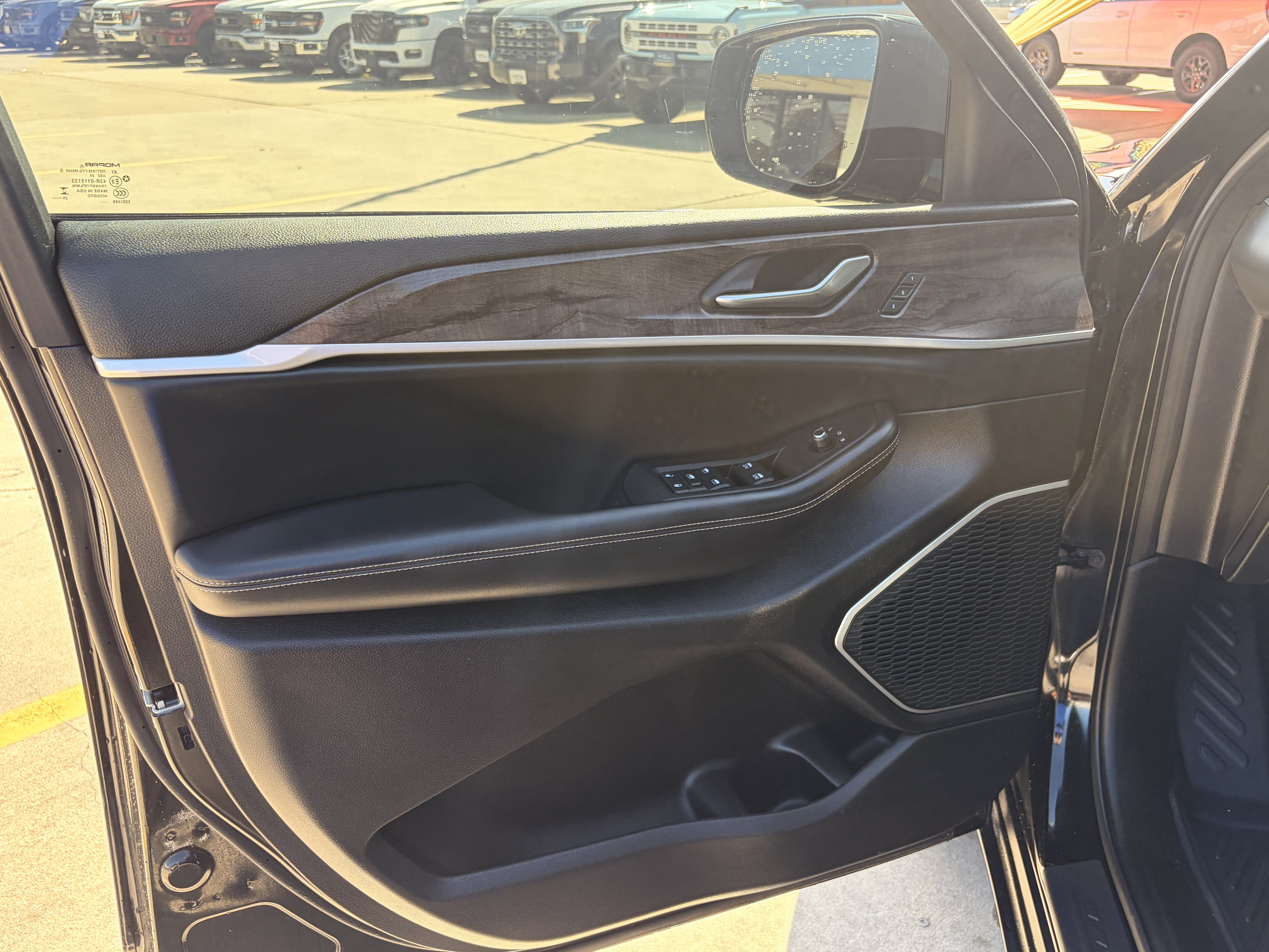 Used 2025 Jeep Grand Cherokee L Limited w/ Black Appearance Package AWD/4WD image 6