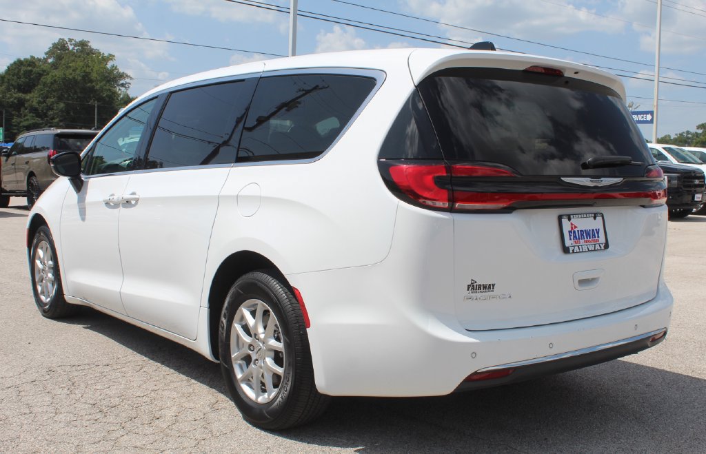 Used 2024 Chrysler Pacifica Touring-L FWD image 7