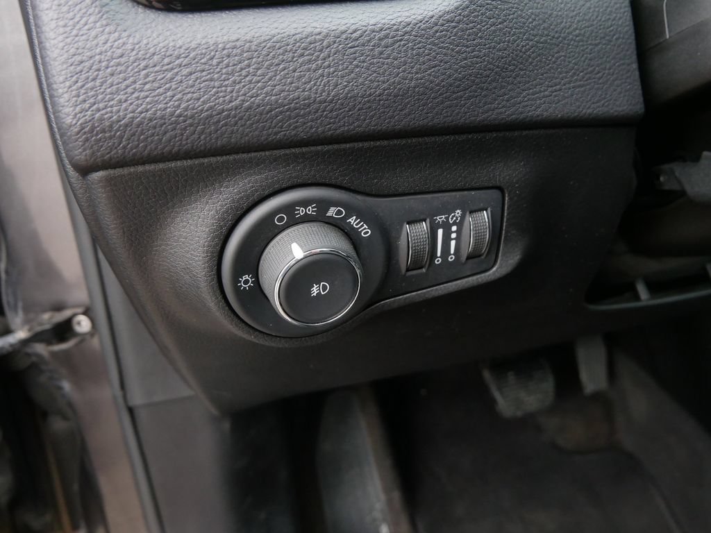 Used 2018 Jeep Compass Limited w/ Navigation Group AWD/4WD image 16