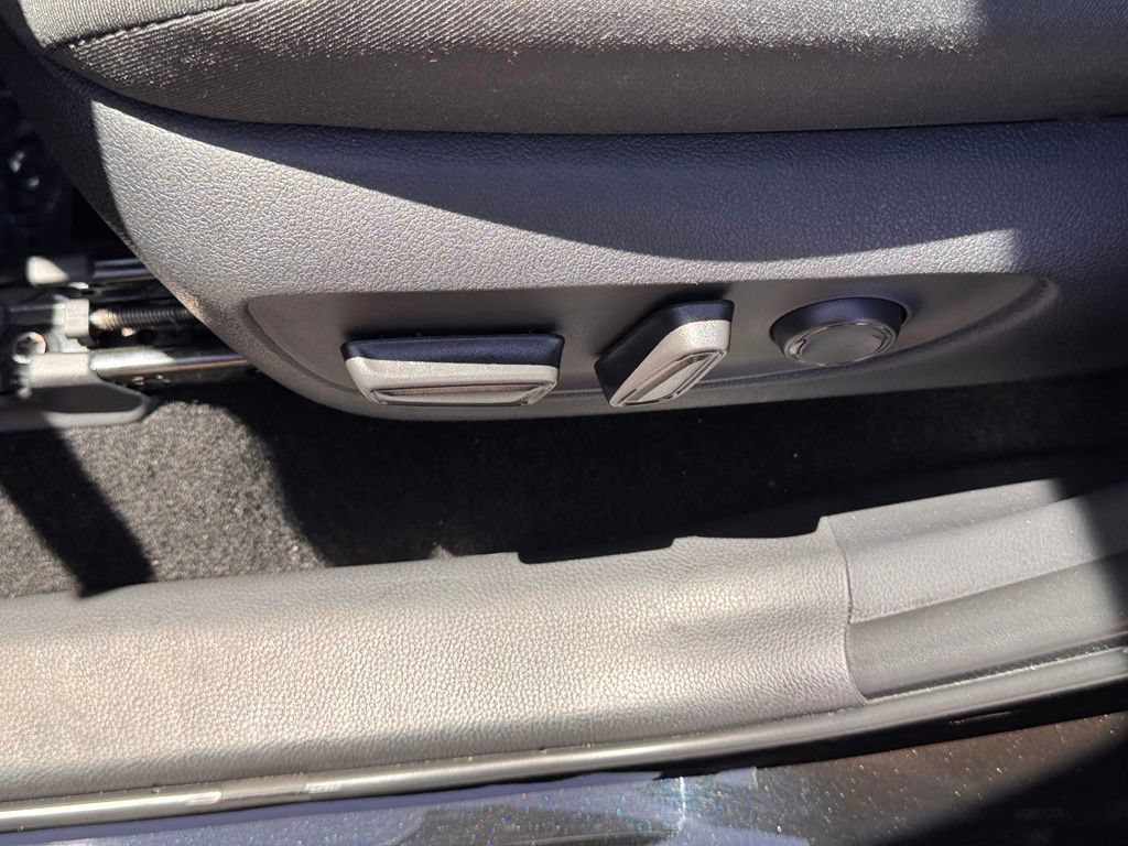 Used 2025 Toyota RAV4 XLE FWD image 18
