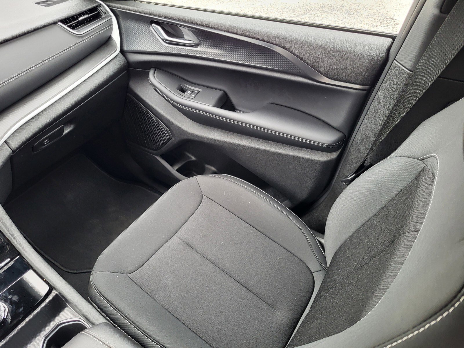 Used 2025 Jeep Grand Cherokee L Laredo image 16