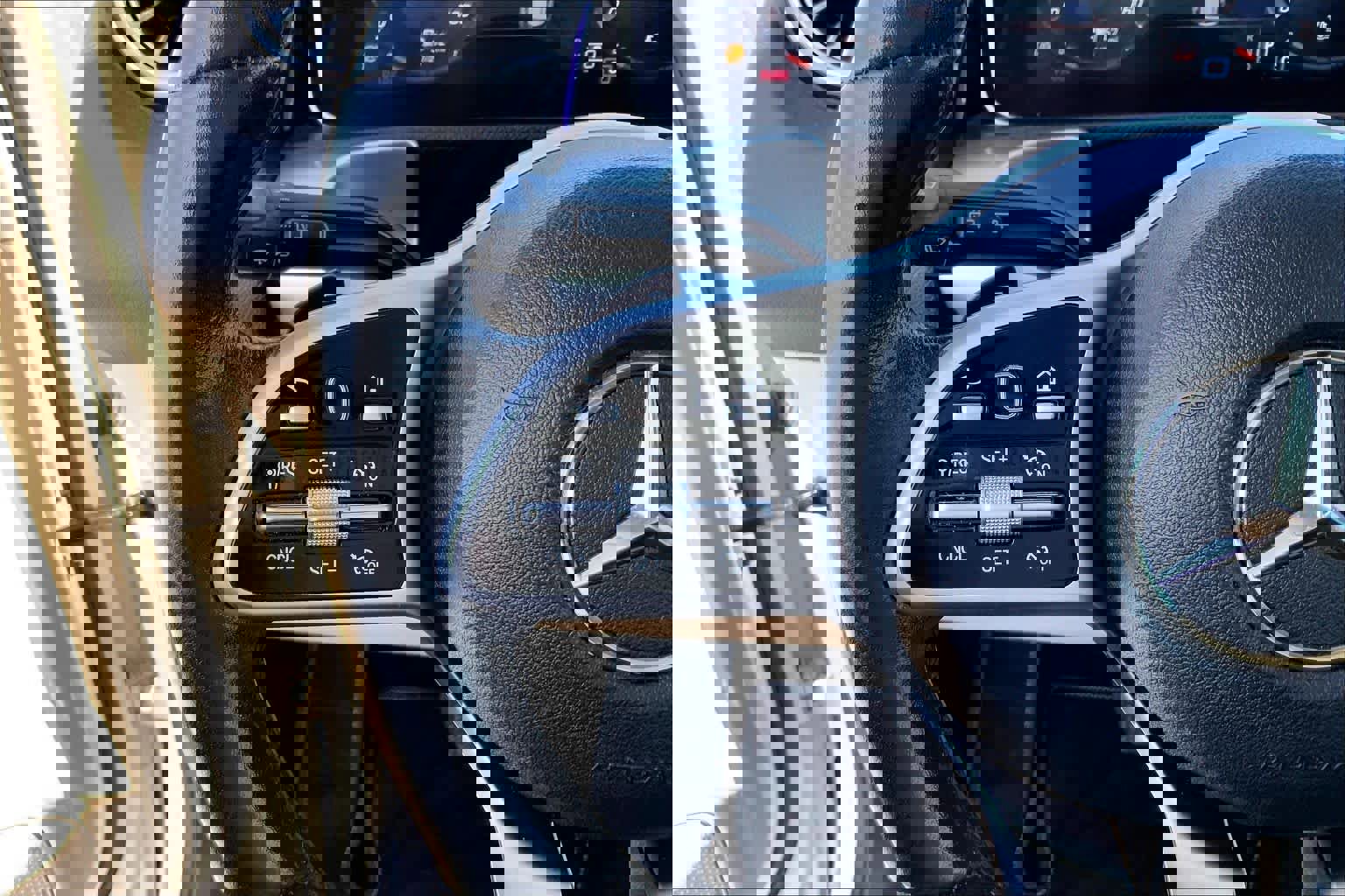 Used 2021 Mercedes-Benz GLB 250 w/ Premium Package image 21