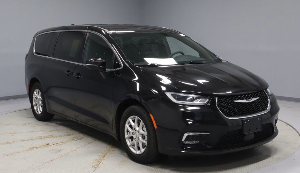 Used 2025 Chrysler Pacifica Select image 7