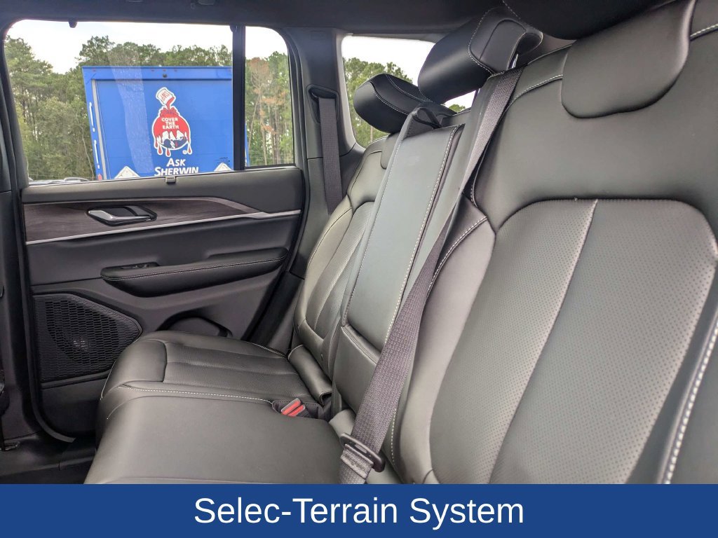 Used 2025 Jeep Grand Cherokee Limited w/ Luxury Tech Group II AWD/4WD image 18