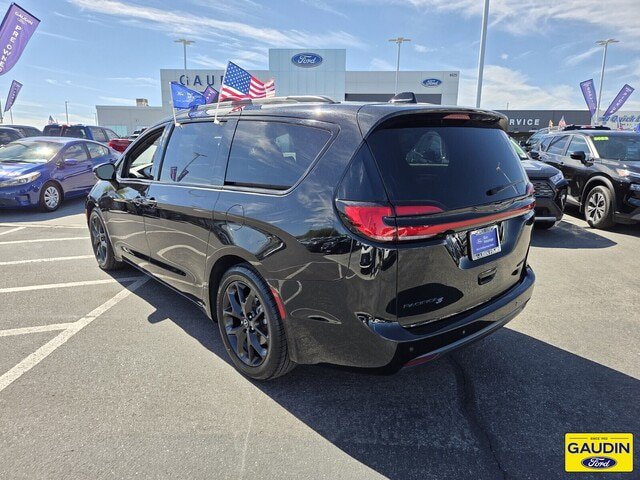 Used 2025 Chrysler Pacifica Limited FWD image 5