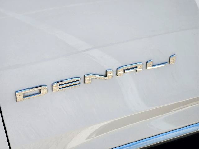 Used 2021 GMC Yukon XL Denali w/ Denali Premium Package AWD/4WD image 11
