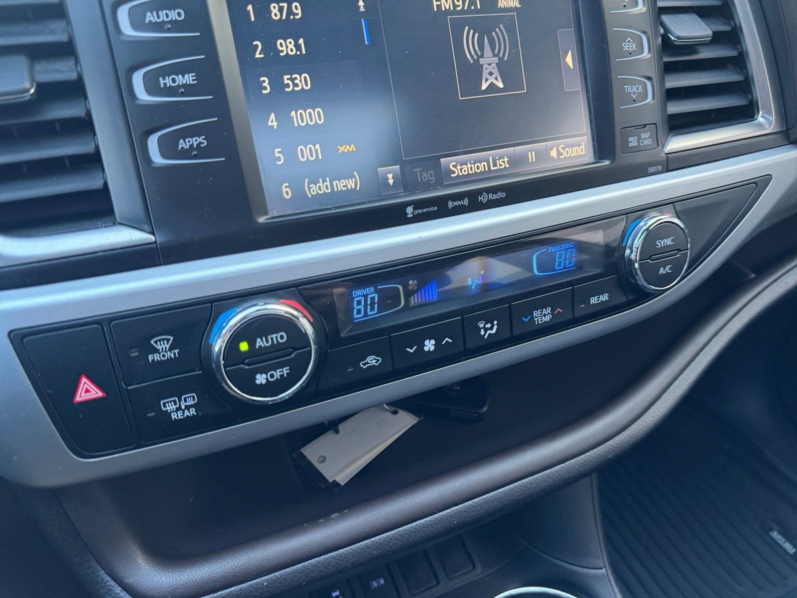 Used 2017 Toyota Highlander XLE image 28