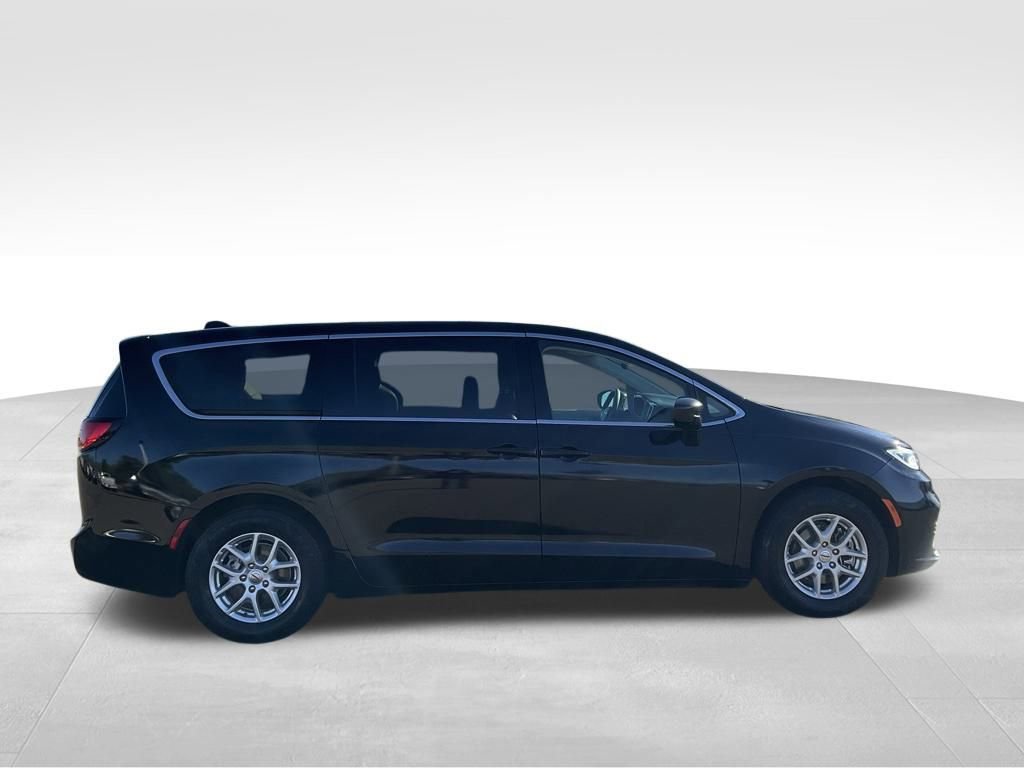 Used 2024 Chrysler Pacifica Touring-L image 6