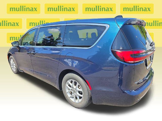 Used 2023 Chrysler Pacifica Touring-L FWD image 11