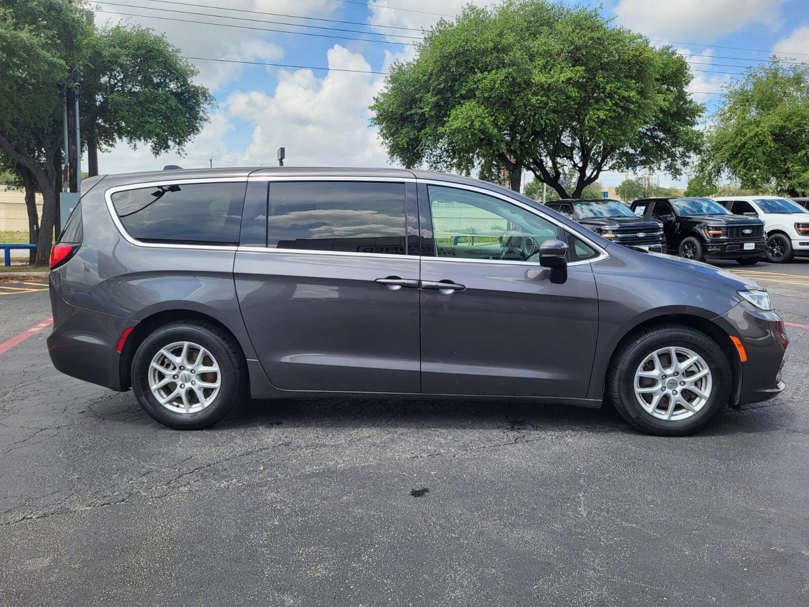 Used 2023 Chrysler Pacifica Touring-L FWD image 2