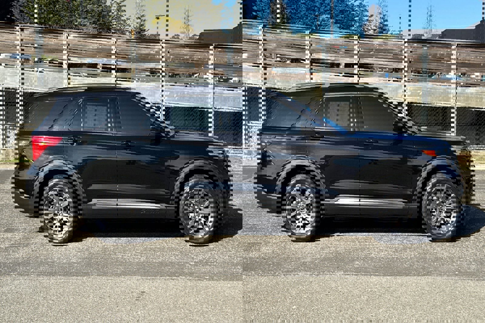 Certified 2022 Ford Explorer XLT w/ Equipment Group 202A image 3