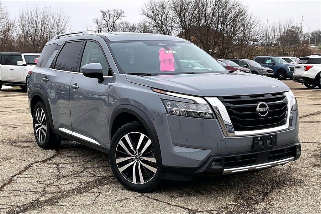 Used 2023 Nissan Pathfinder Platinum image 3