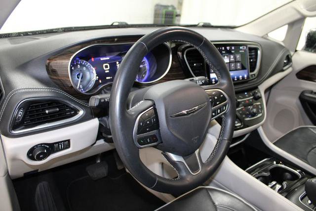 Used 2023 Chrysler Pacifica Limited FWD image 17