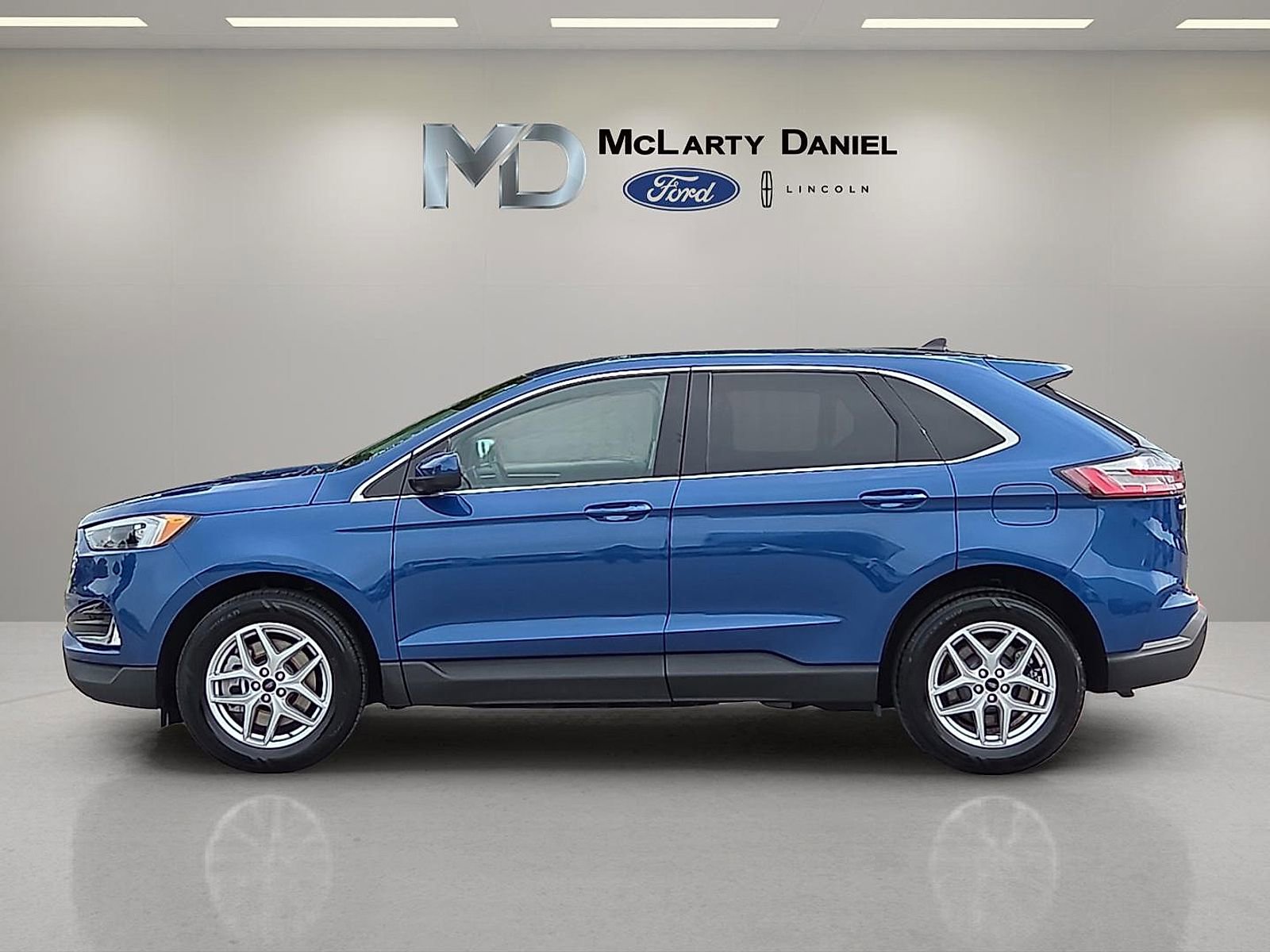 Certified 2023 Ford Edge SEL w/ Convenience Package AWD/4WD image 3