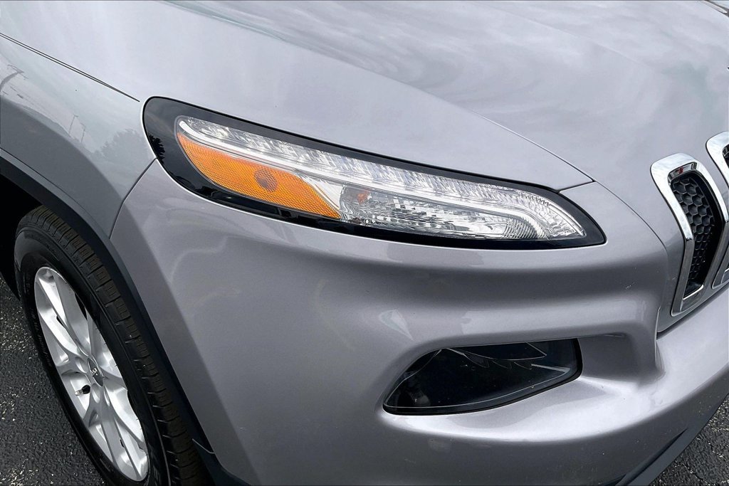 Used 2017 Jeep Cherokee Latitude w/ Safety/Convenience Group FWD image 28
