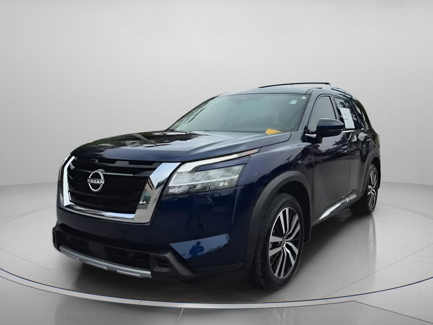 Used 2024 Nissan Pathfinder Platinum image 3