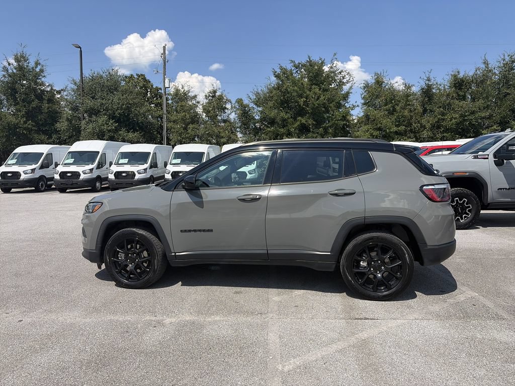 Used 2024 Jeep Compass Latitude w/ Convenience Group AWD/4WD image 4