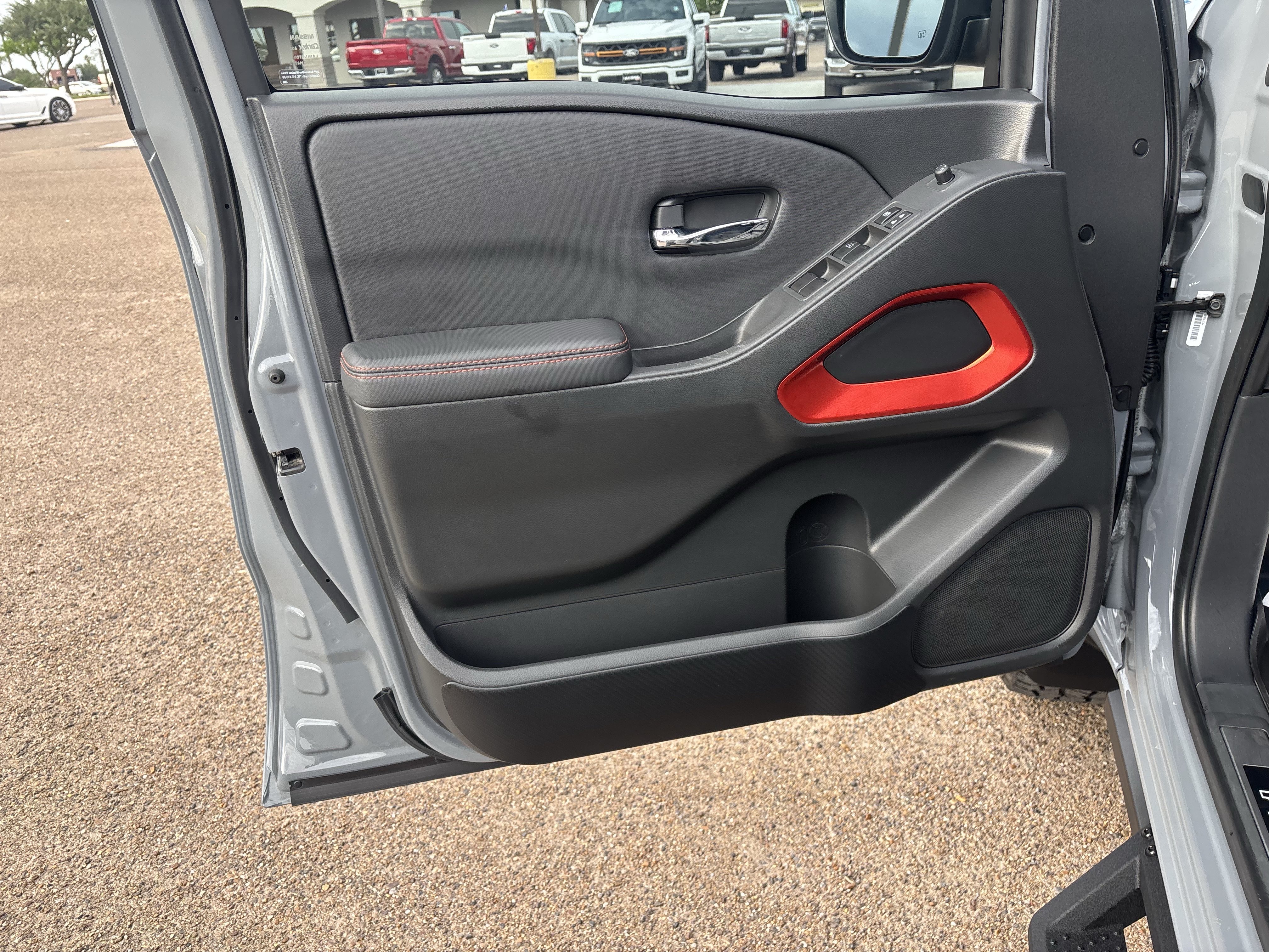 Used 2022 Nissan Frontier Pro-X RWD image 9