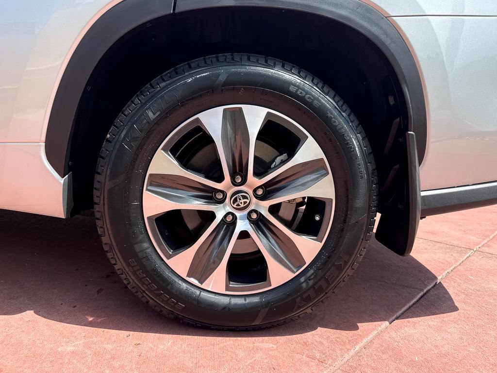 Used 2021 Toyota Highlander XLE AWD/4WD image 38
