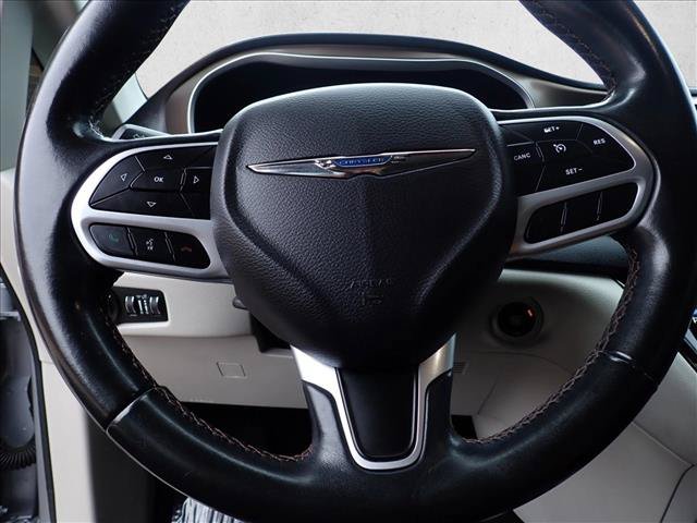 Used 2018 Chrysler Pacifica Touring-L FWD image 17