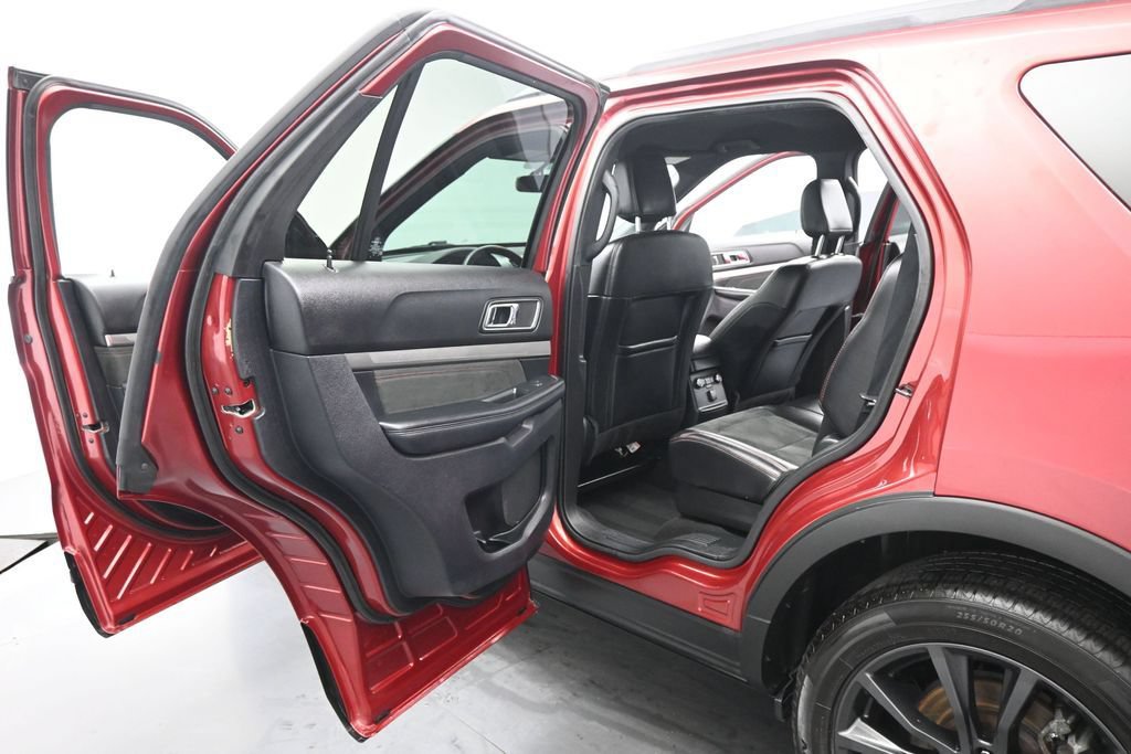 Certified 2019 Ford Explorer XLT w/ Equipment Group 202A FWD image 18