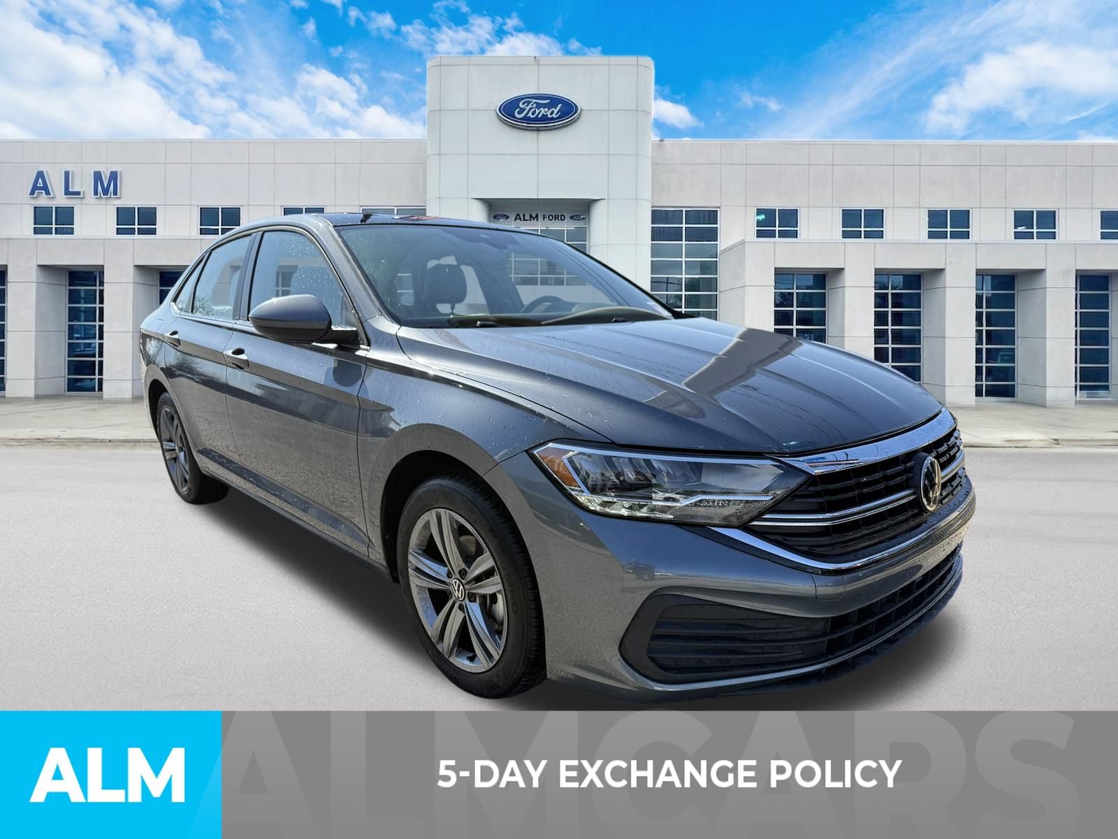 Used 2024 Volkswagen Jetta SE w/ Panoramic Sunroof Package image 4