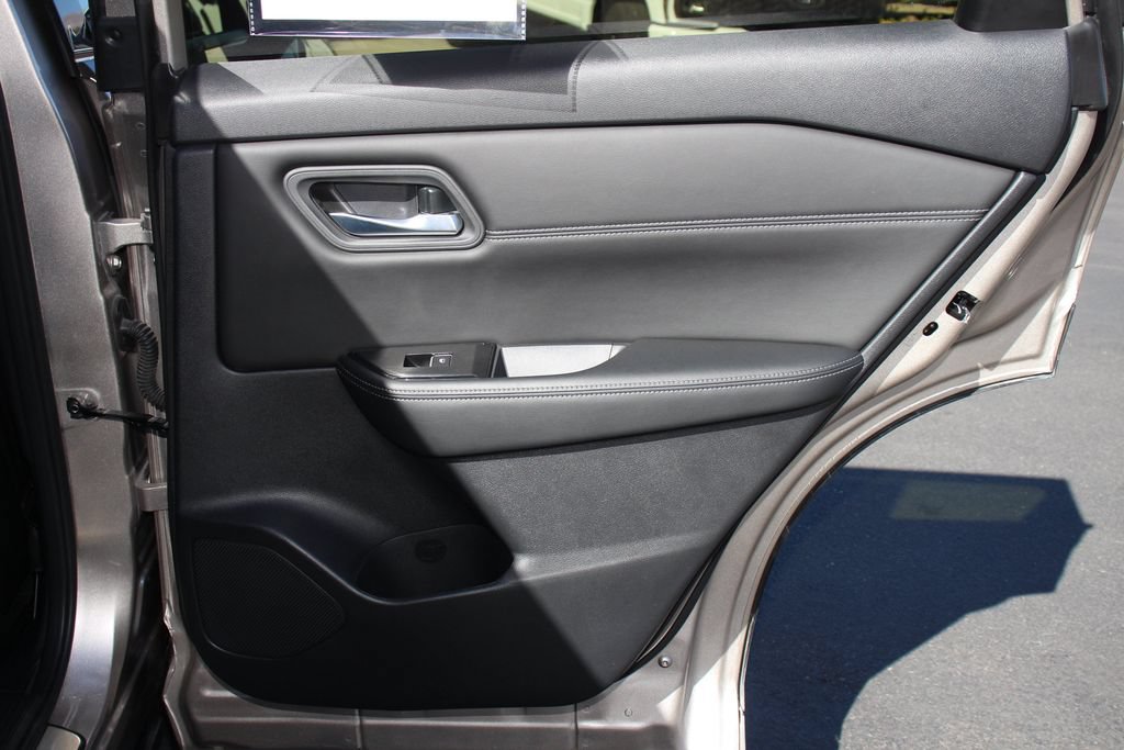 Used 2024 Nissan Rogue SL AWD/4WD image 26