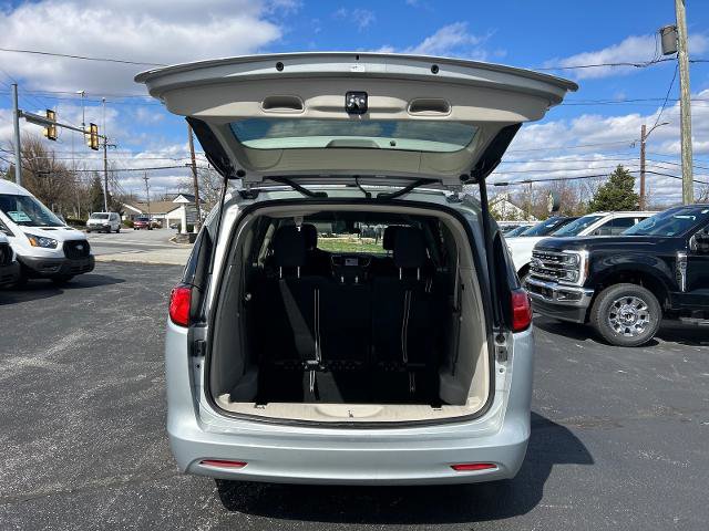 Used 2022 Chrysler Voyager LX image 16