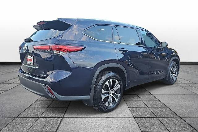 Used 2022 Toyota Highlander XLE AWD/4WD image 5