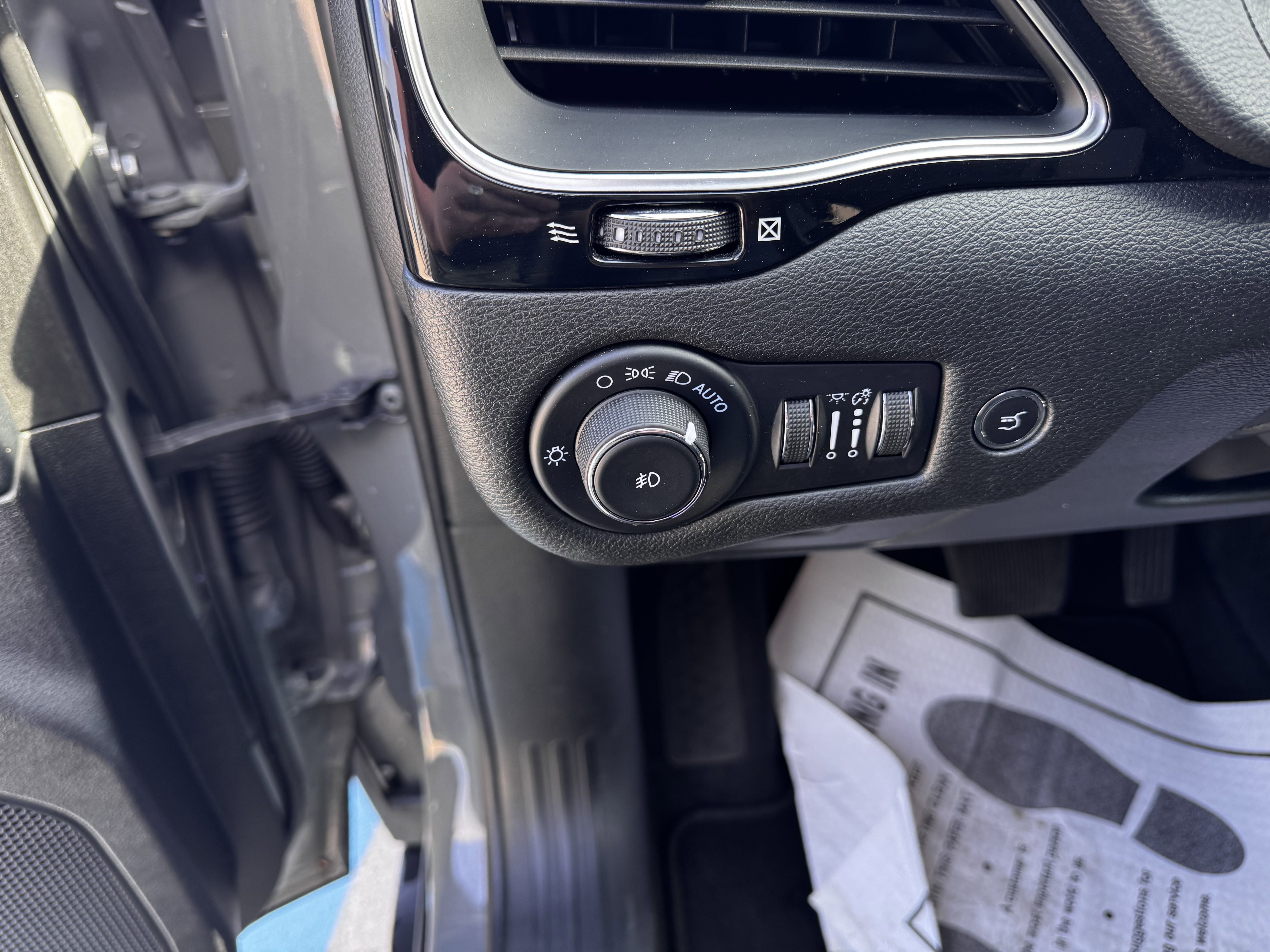 Used 2023 Jeep Cherokee Altitude Lux image 11