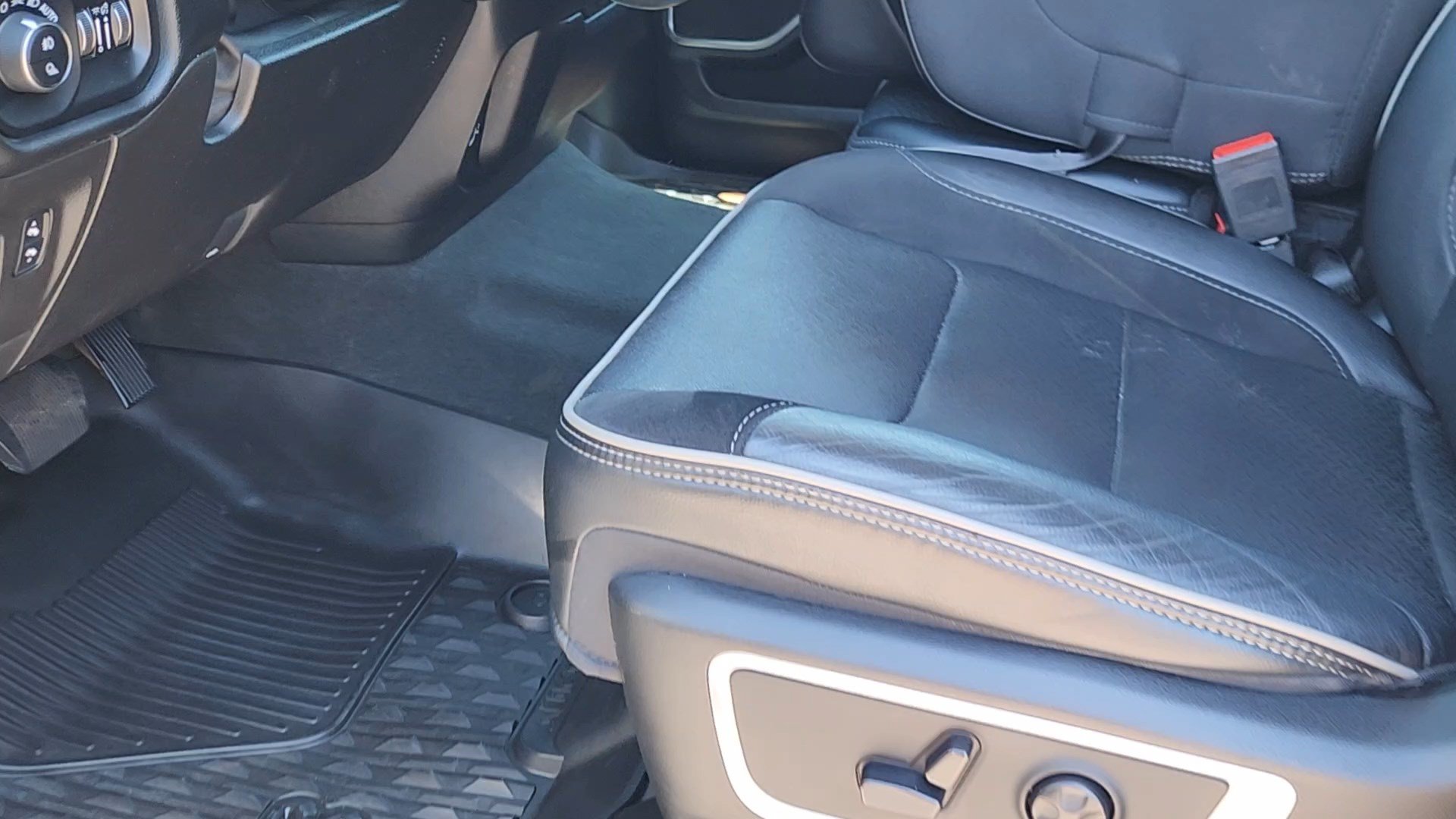Used 2020 RAM 1500 Laramie AWD/4WD image 29