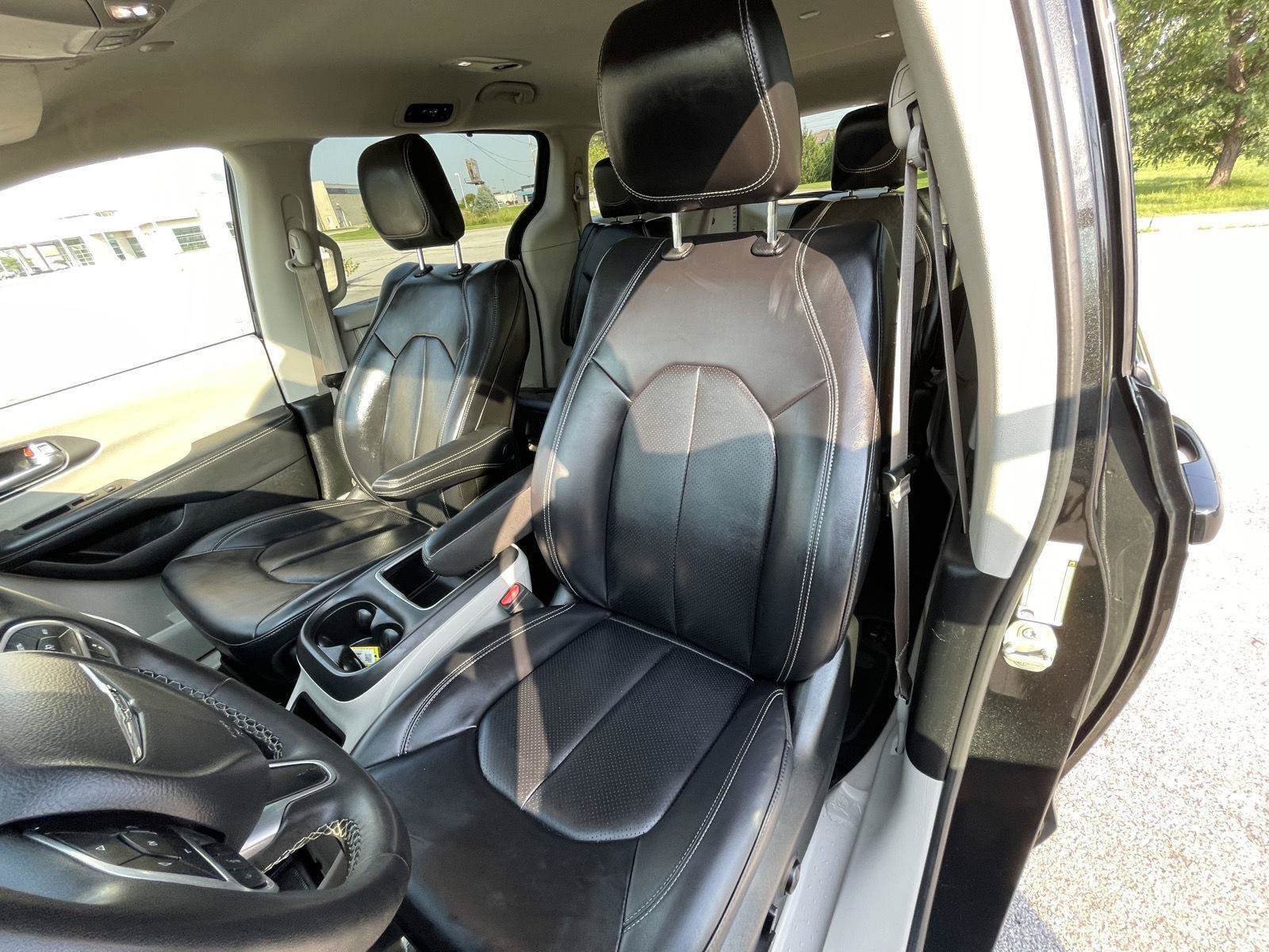 Used 2023 Chrysler Pacifica Touring-L FWD image 18