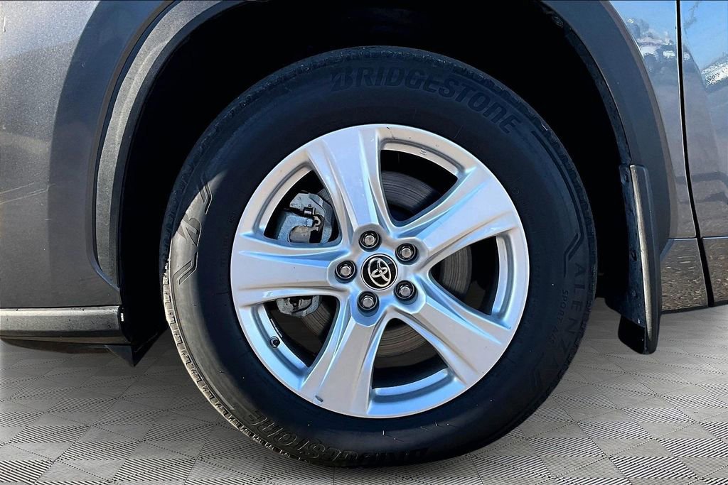 Used 2024 Toyota Highlander LE FWD image 11